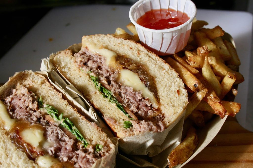 Burger boeuf et frites, food truck traiteur Burger boeuf et frites, food truck traiteur